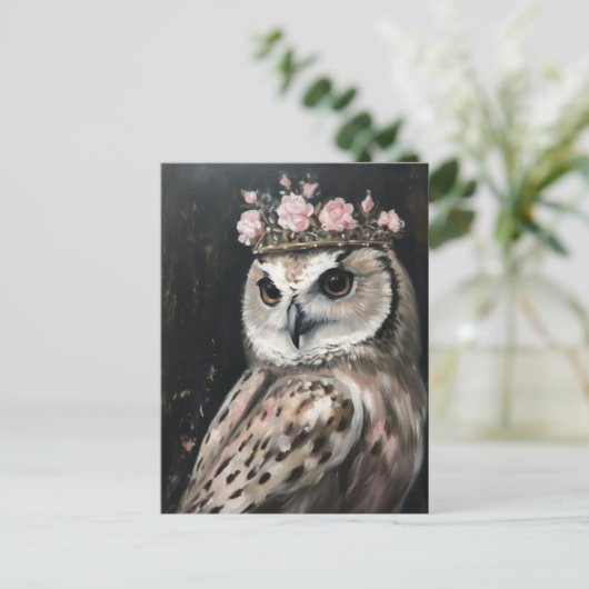 王冠とピンクのバラを持つフクロウ ポストカード (スタンド正面)