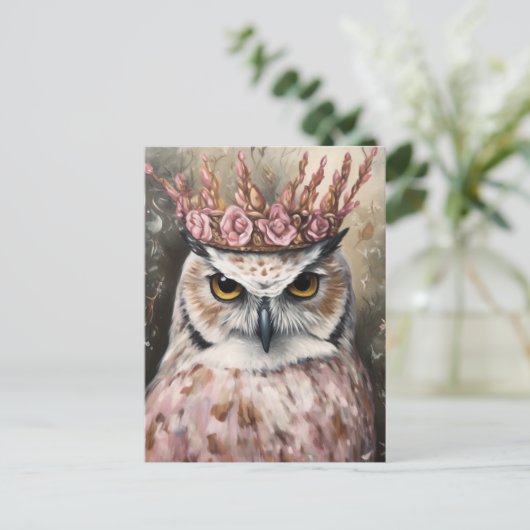 王冠とピンクの花をつけるスノーフクロウ ポストカード (スタンド正面)