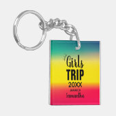 王冠と女の子の旅と名前グリーンイエローレッド キーホルダー (正面左)