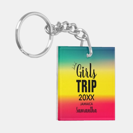 王冠と女の子の旅と名前グリーンイエローレッド キーホルダー (正面左)