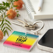 王冠と女の子の旅と名前グリーンイエローレッド キーホルダー (正面右)