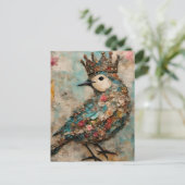 王冠の混合メディアコラージュの鳥 ポストカード (スタンド正面)