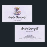 王冠の美しいエレガント竜 名刺<br><div class="desc">神話の龍のイラストレーションを持つ名刺。紫と青はかりで測。花の咲く金ゴールドの冠は頭を飾る。魔法、おもしろいとフレンドリー。</div>