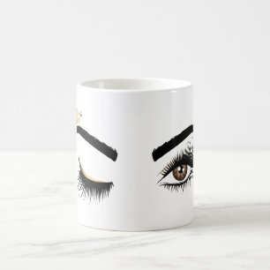 王冠の美しい長いまつげの目を輝かす コーヒーマグカップ