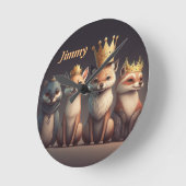 王冠をかぶった可愛い野生動物 ラウンド壁時計 (傾斜)
