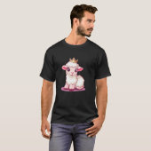 王冠をかぶった愛らしい子羊 ロイヤルな雰囲気 Tシャツ (正面フル)
