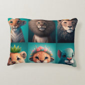 王冠を青く丸めたピロを着たかわいい野生動物 アクセントクッション (裏面)