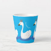 王冠マンガのかわいい白い白鳥 カフェラテマグ (正面)