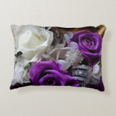 王室のな紫色のバラ アクセントクッション (裏面)