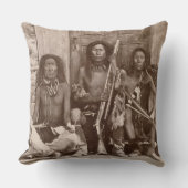 王室のな英国によって撮影される3インディアンブレーブス クッション (正面)