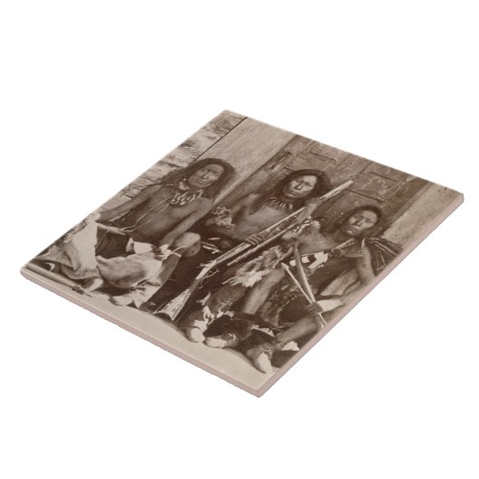 王室のな英国によって撮影される3インディアンブレーブス タイル (側面)