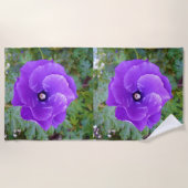 「王室の開花：紫のハイビスカス」 ビーチタオル (正面)