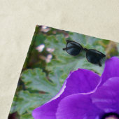 「王室の開花：紫のハイビスカス」 ビーチタオル (インサイチュ)