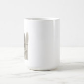 王座の上の考える人 - クラシカルチャコールスタイル コーヒーマグカップ (中央)