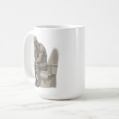 王座の上の考える人 - クラシカルチャコールスタイル コーヒーマグカップ (正面左)