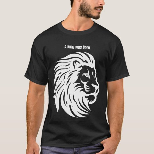 王様が生まれた ライオンTシャツ - 力強いギフトデザイン Tシャツ (正面)