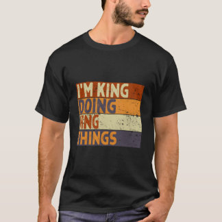 王様らしく王様っぽいことをしているジョーク Tシャツ