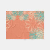 珊瑚およびティール(緑がかった色)の花柄 フリースブランケット (正面(横))