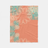 珊瑚およびティール(緑がかった色)の花柄 フリースブランケット (正面)