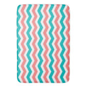 珊瑚およびティール（緑がかった色）シェブロン バスマット (正面縦)