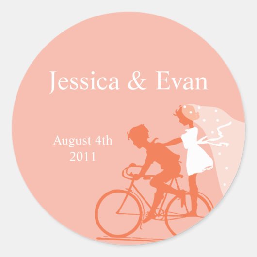 珊瑚のばら色の自転車のカップルの結婚式のステッカー ラウンドシール (正面)