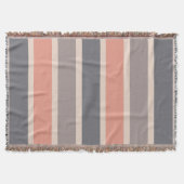 珊瑚のアクセントの煙色のストライプ スローブランケット (正面)