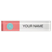 珊瑚のシェブロンパターン|ティール(緑がかった色)のモノグラム デスクネームプレート (正面)