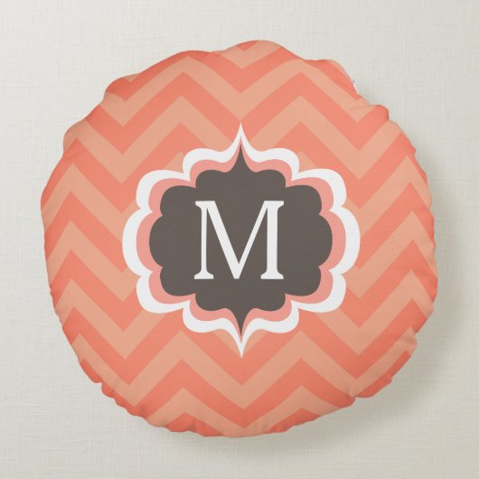 珊瑚のピンクのシェブロンパターンカスタムのモノグラム ラウンドクッション (裏面)