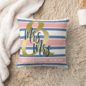 珊瑚のピンクの青及び金ゴールド|夫人及び夫人名前をカスタムする クッション (ブランケット)