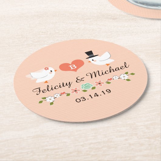 珊瑚のモノグラムのな愛鳥の鳩の結婚式 ラウンドペーパーコースター (アングル)