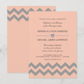 珊瑚のモモおよびシェブロンの灰色の結婚式招待状 招待状 (正面/裏面)