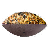 珊瑚の光の影で金ゴールドに捻れる アメリカンフットボール (回転270)