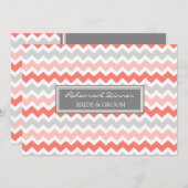 珊瑚の灰色のシェブロンのリハーサルのディナー・パーティ 招待状 (正面/裏面)