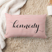 珊瑚の白のストライプのカスタムのモノグラム ランバークッション (ブランケット)