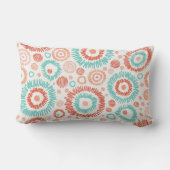 珊瑚及びターコイズの落書きのジグザグ形の円の抽象芸術 ランバークッション (裏面)