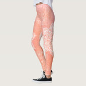 珊瑚大理石の背景に白いマンダラ レギンス (左)