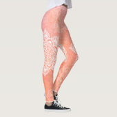 珊瑚大理石の背景に白いマンダラ レギンス (右)