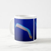 珊瑚海のコーヒー・マグのオリーブ色のウミヘビ コーヒーマグカップ (正面左)