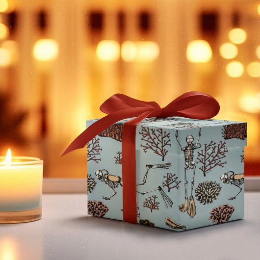 珊瑚礁で泳ぐゴシック様式の骨格のスキューバダイバー ラッピングペーパー