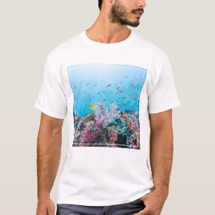 珊瑚礁と珊瑚礁カラフルを伴うスキューバダイビング Tシャツ