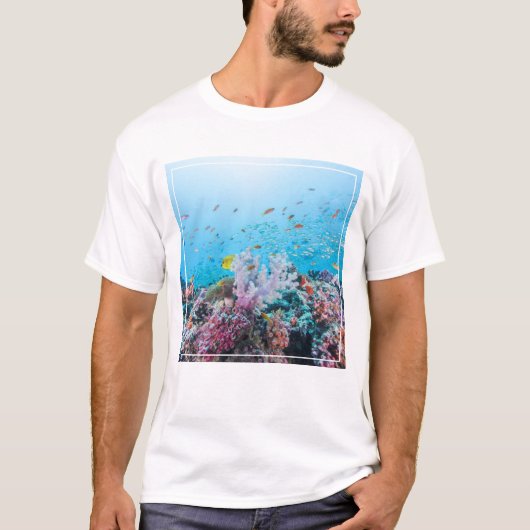 珊瑚礁と珊瑚礁カラフルを伴うスキューバダイビング Tシャツ (正面)