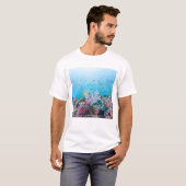 珊瑚礁と珊瑚礁カラフルを伴うスキューバダイビング Tシャツ (正面フル)