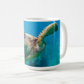 珊瑚礁|Hawaiiに泳いでいる緑のウミガメ コーヒーマグカップ (正面右)