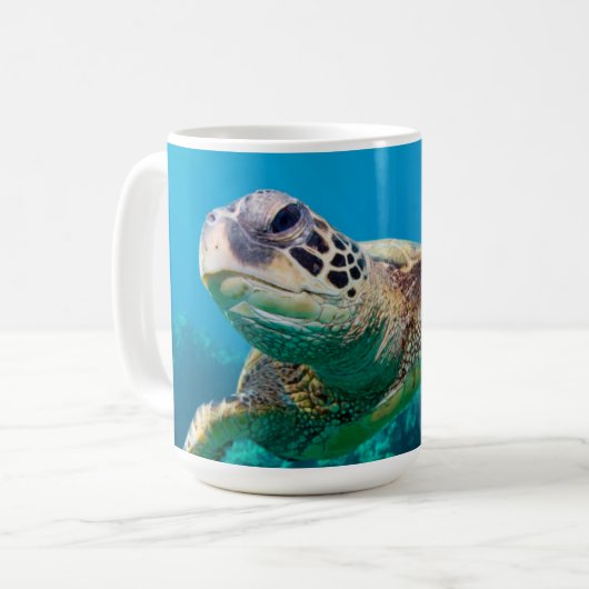 珊瑚礁|Hawaiiに泳いでいる緑のウミガメ コーヒーマグカップ (正面左)