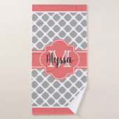 珊瑚色と灰色のモロッコモノグラムのバスタオル バスタオル (バスタオル)