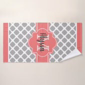 珊瑚色と灰色のモロッコモノグラムのバスタオル バスタオル (バスタオル)