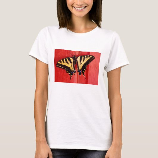 珍しい背景のアゲハチョウの蝶 Tシャツ (正面)