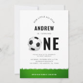 現代のサッカーボール芝生子供の1歳の誕生日パーティー 招待状 (正面)