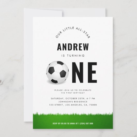 現代のサッカーボール芝生子供の1歳の誕生日パーティー 招待状 (正面)