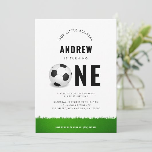 現代のサッカーボール芝生子供の1歳の誕生日パーティー 招待状 (スタンド正面)